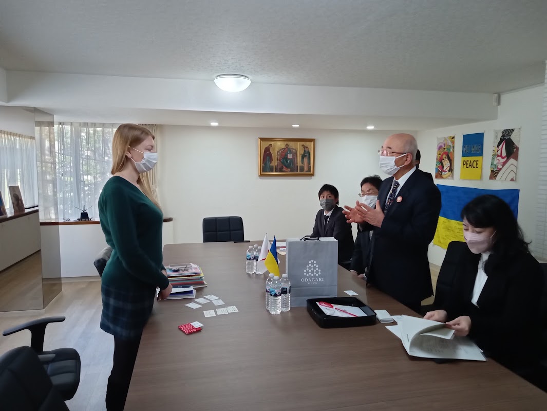 大使館の方へ市長があいさつをされている