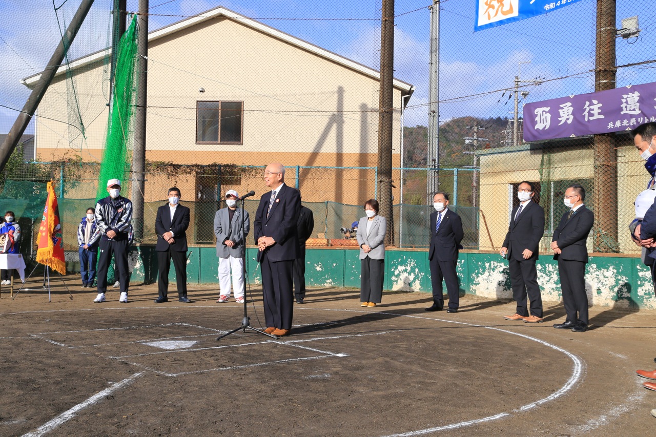 野球大会で、市長が挨拶している