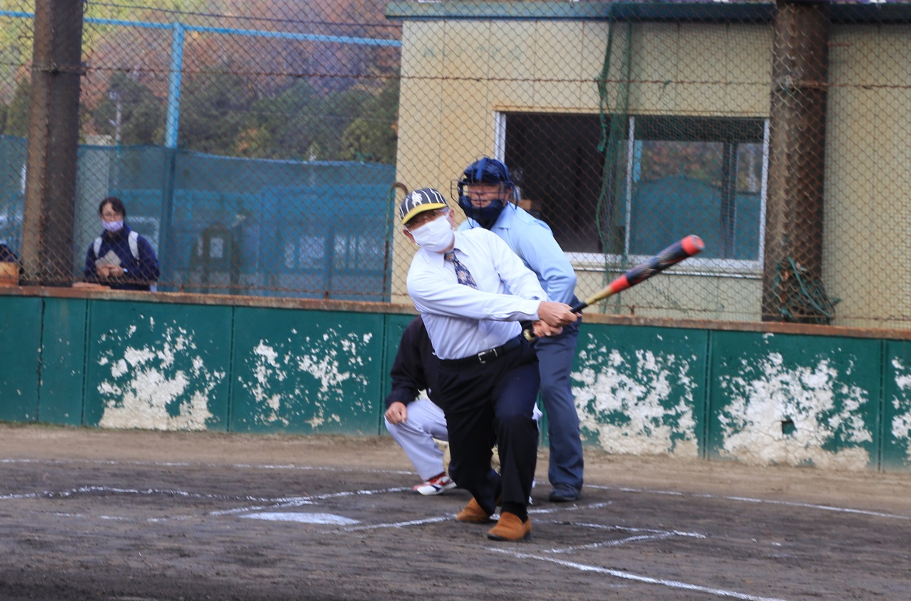 野球大会の始球式で、市長がボールを打っている