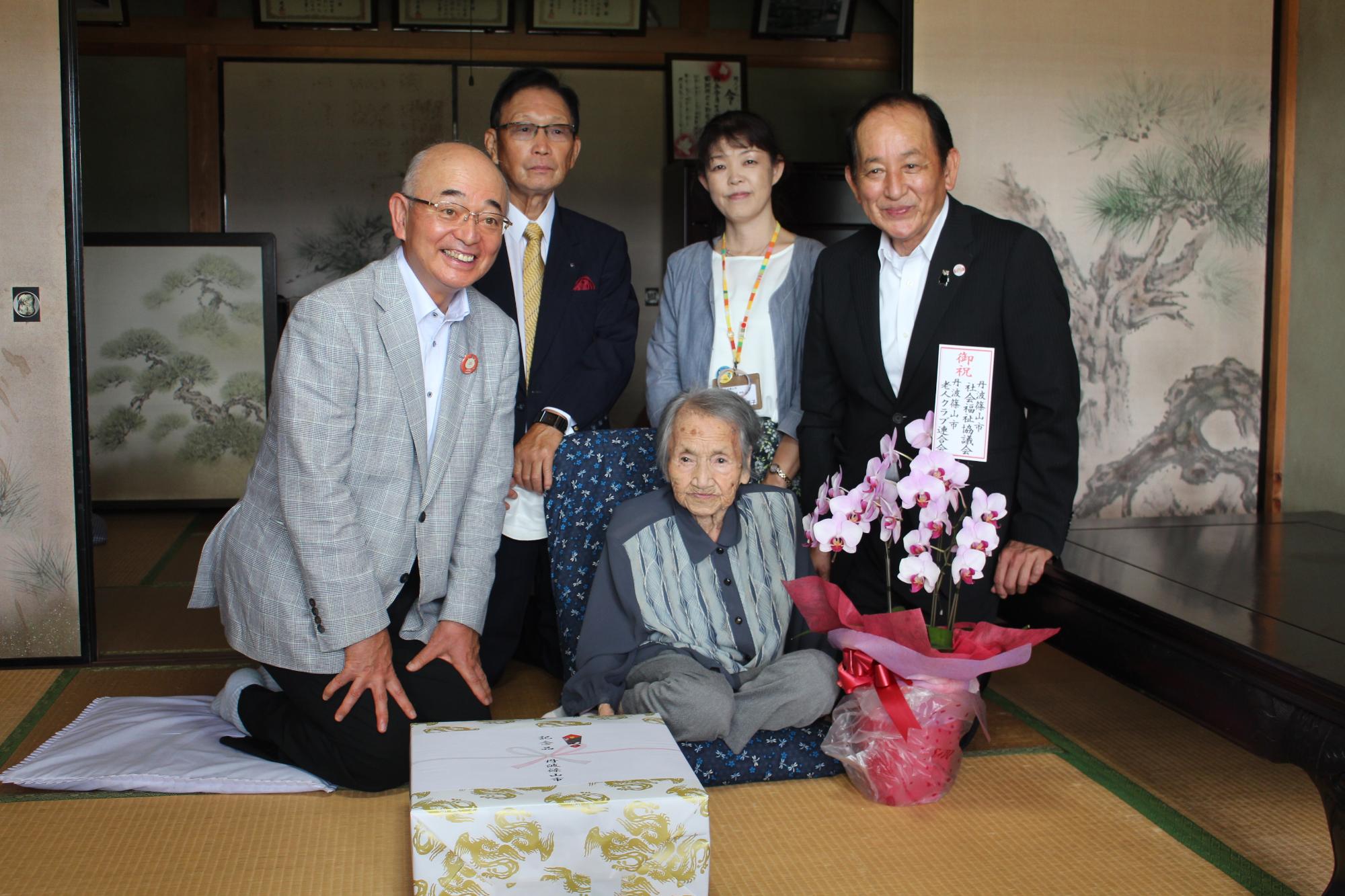 ご長寿の方と、市長、関係者の皆さんで記念撮影