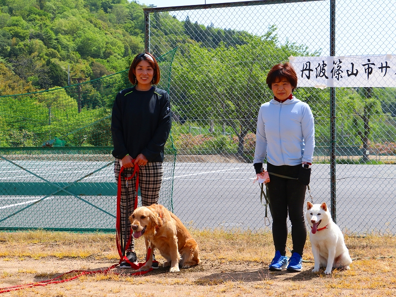 飼主と追い払い犬に認定された2頭の記念撮影