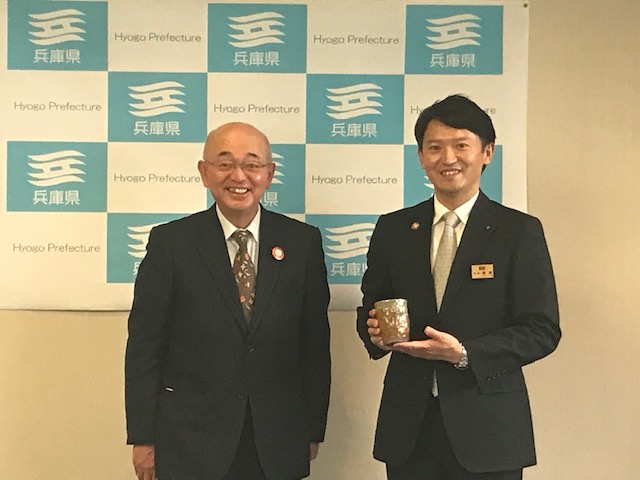 丹波焼のマグカップを持っている知事と、その隣に酒井市長