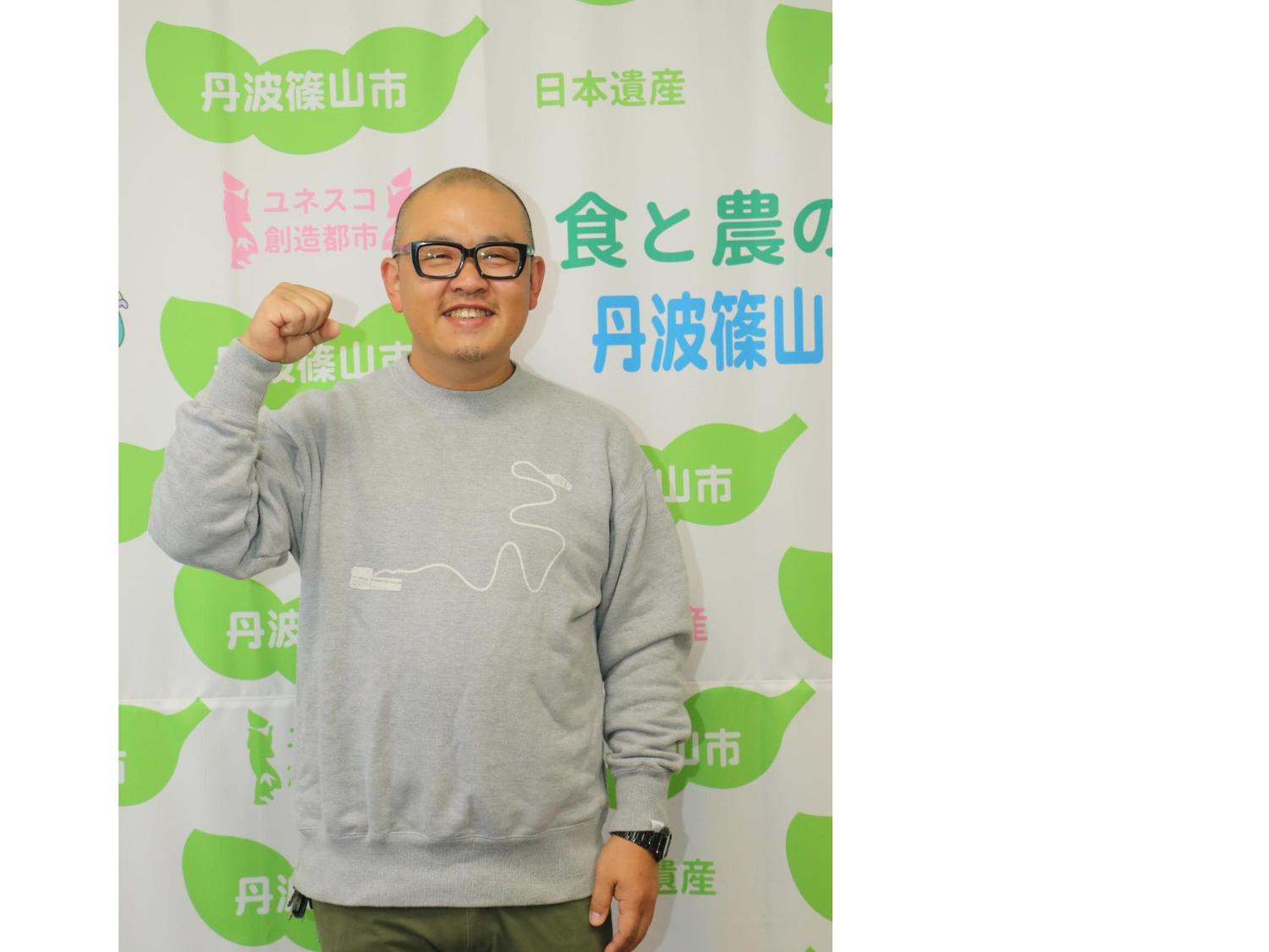 中西さんがガッツポーズをしている写真