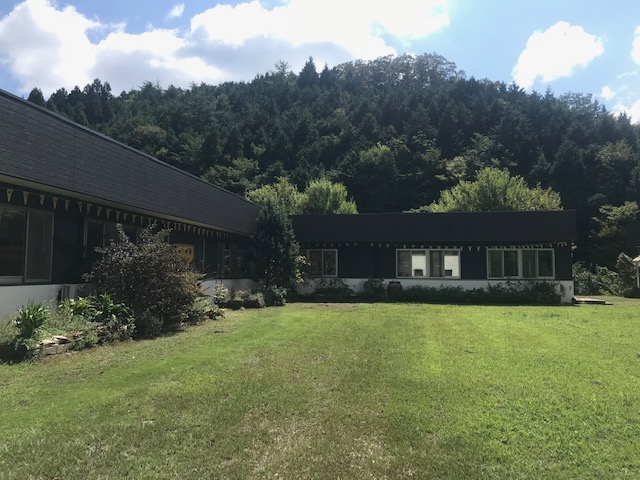 エル字型の建物があり、広い庭がある