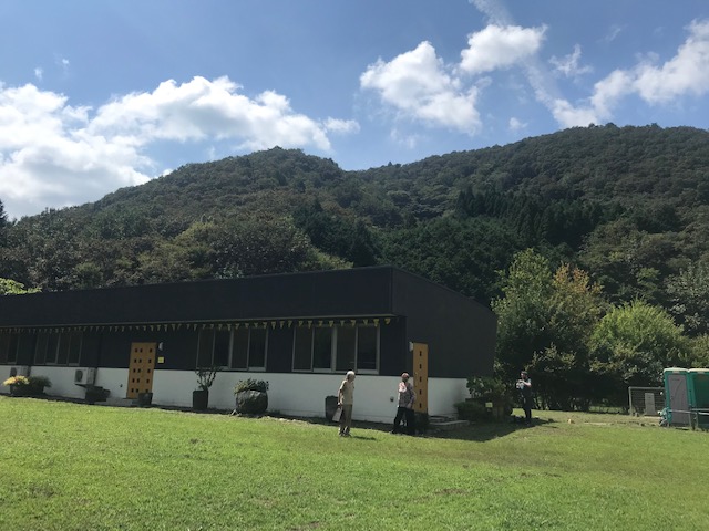 犬を保護する施設の前で市長が説明を受けている