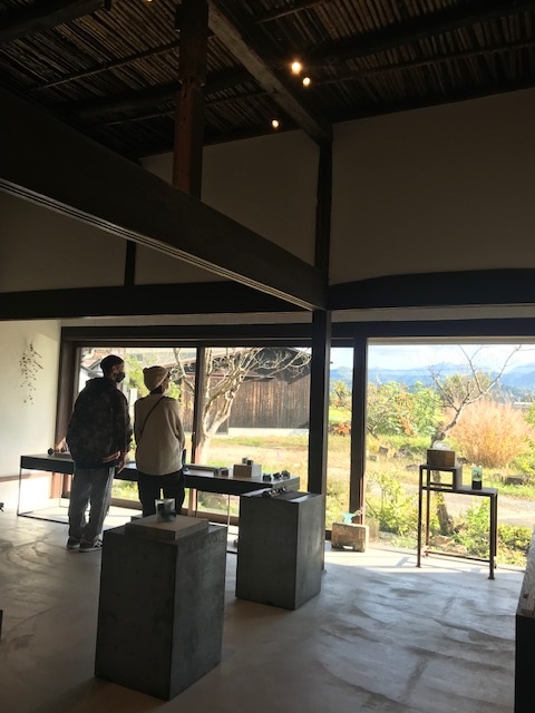 古民家の工房で、お客様が窓の景色を眺めている