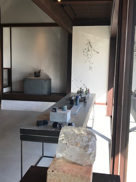 テーブルの上に、ガラスの作品が展示されている