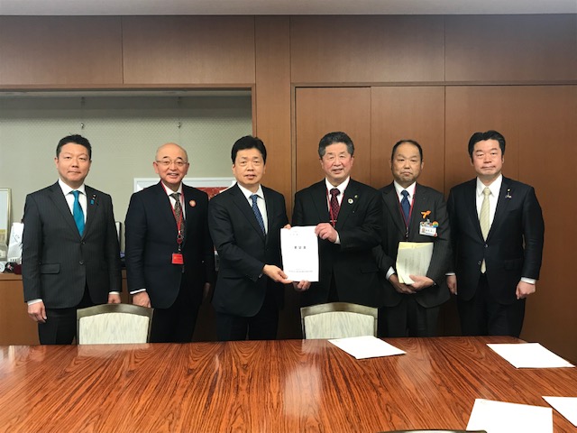 要望書を手渡している