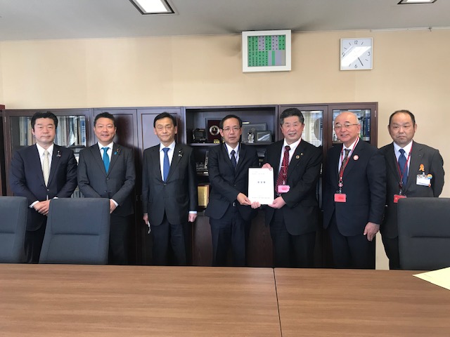 要望書を手渡している