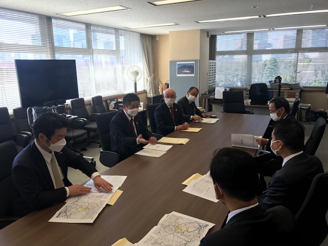 会議室で要望書の説明を行っている