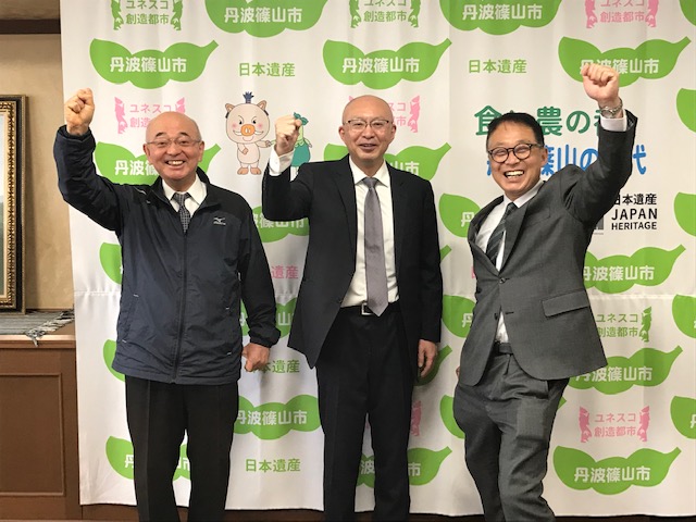 市長、教育長、三浦署長がオーと手上げての記念撮影