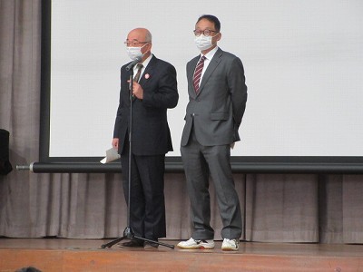 市長と教育長がご挨拶されている