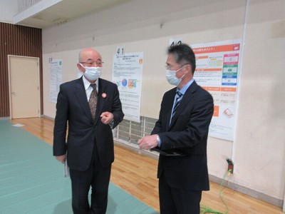 市長が先生とお話している