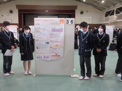 探求の発表会で子ども達が発表している