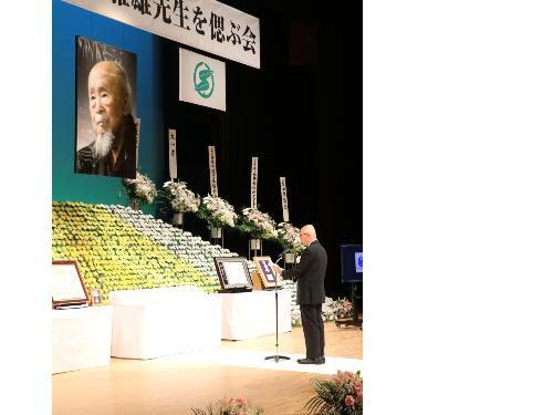 祭壇の上に飾られた雅雄先生の写真に向けて、市長が弔辞を述べている