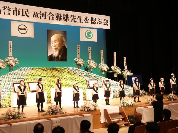 雅雄先生の祭壇の前で、合唱団の子ども達が歌っている