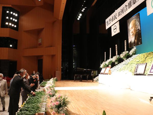 偲ぶ会の参列者が献花を行っている