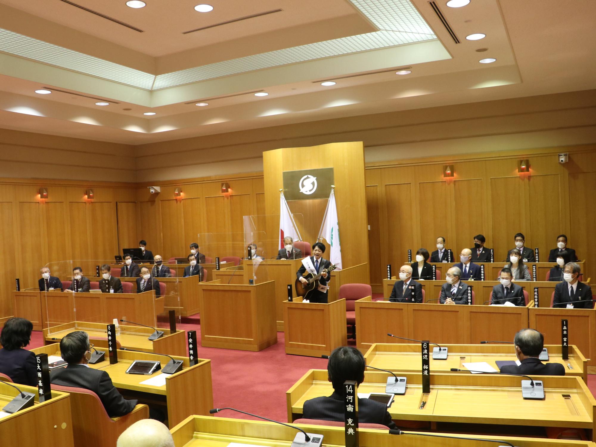1日市長の雄介さんが、議場で演奏している