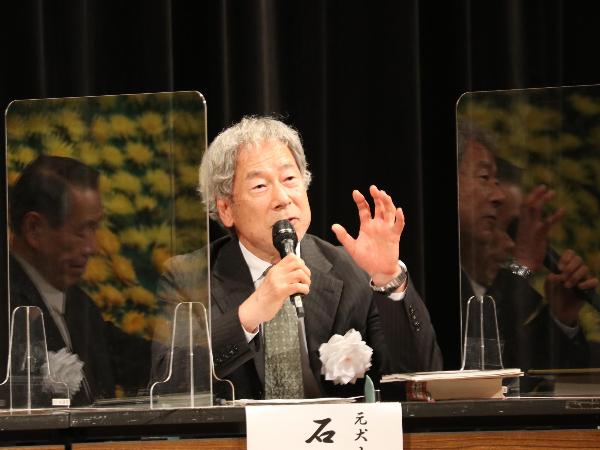 元犬山市長の石田氏が身振りを交えて話をされている