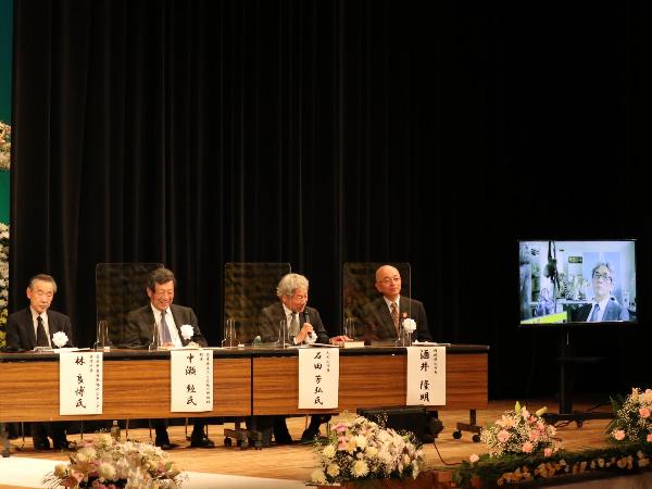 モニターを右に設置して、5人で対談を行っている