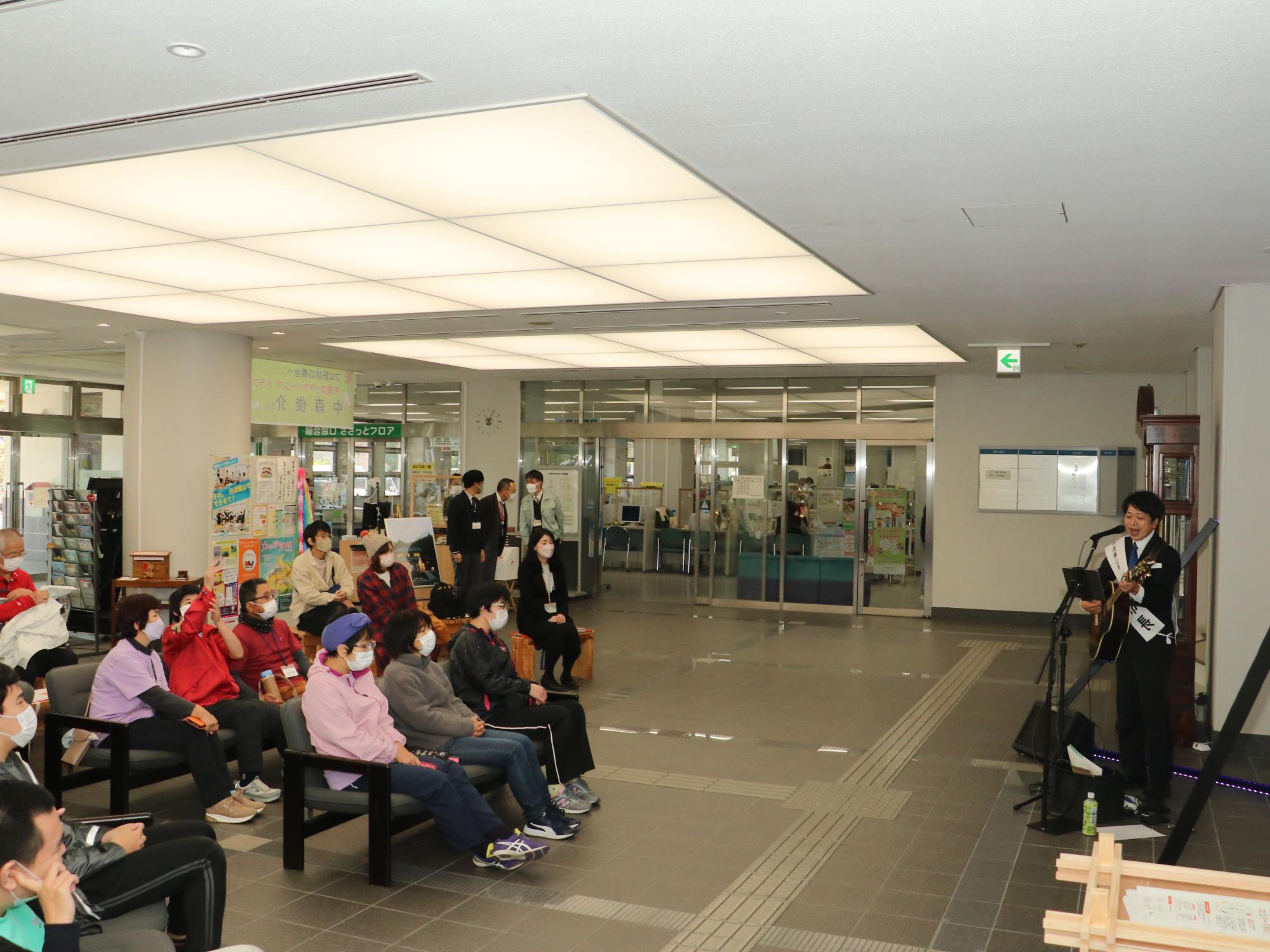 1日市長の雄介さんが、市民ホールで演奏されている