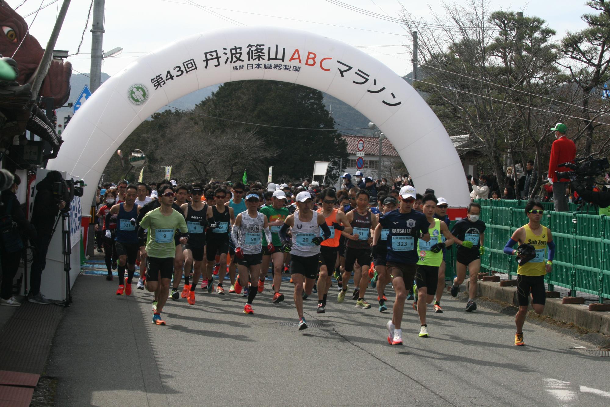 ランナーたちが走っている