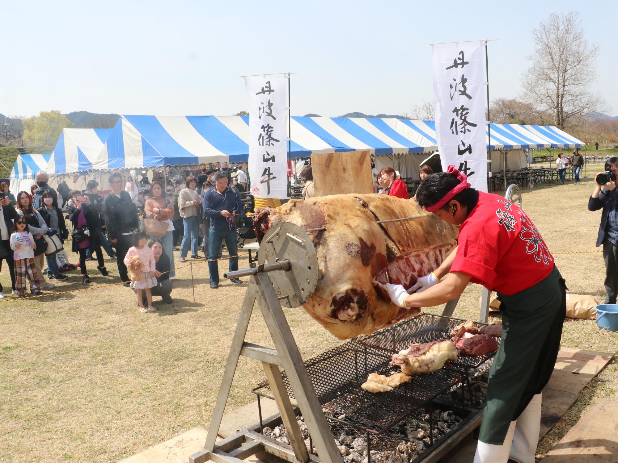 うまいもんお城横丁の牛の丸焼き