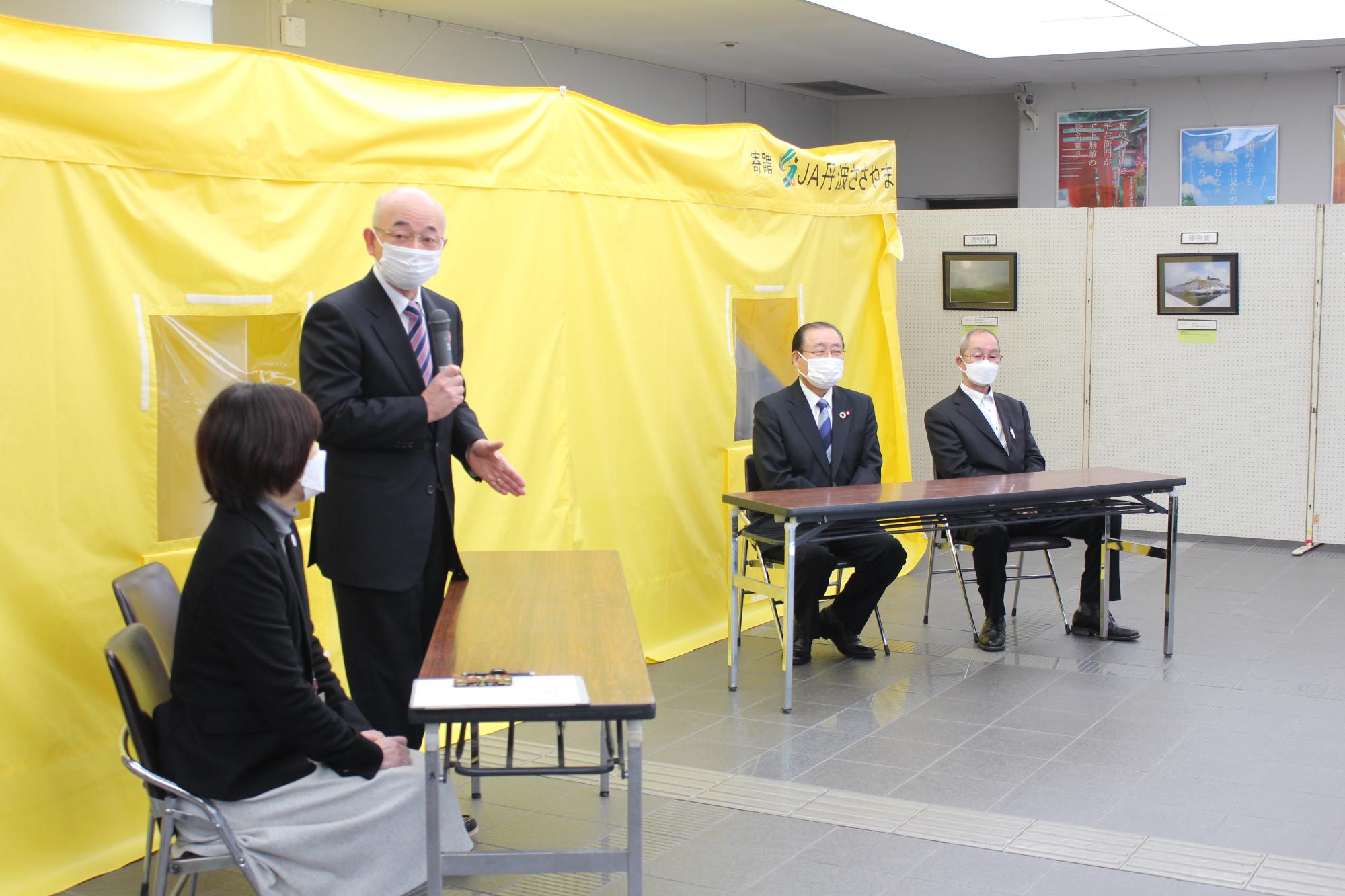 寄贈いただいた煙テントの前で市長がお話されている