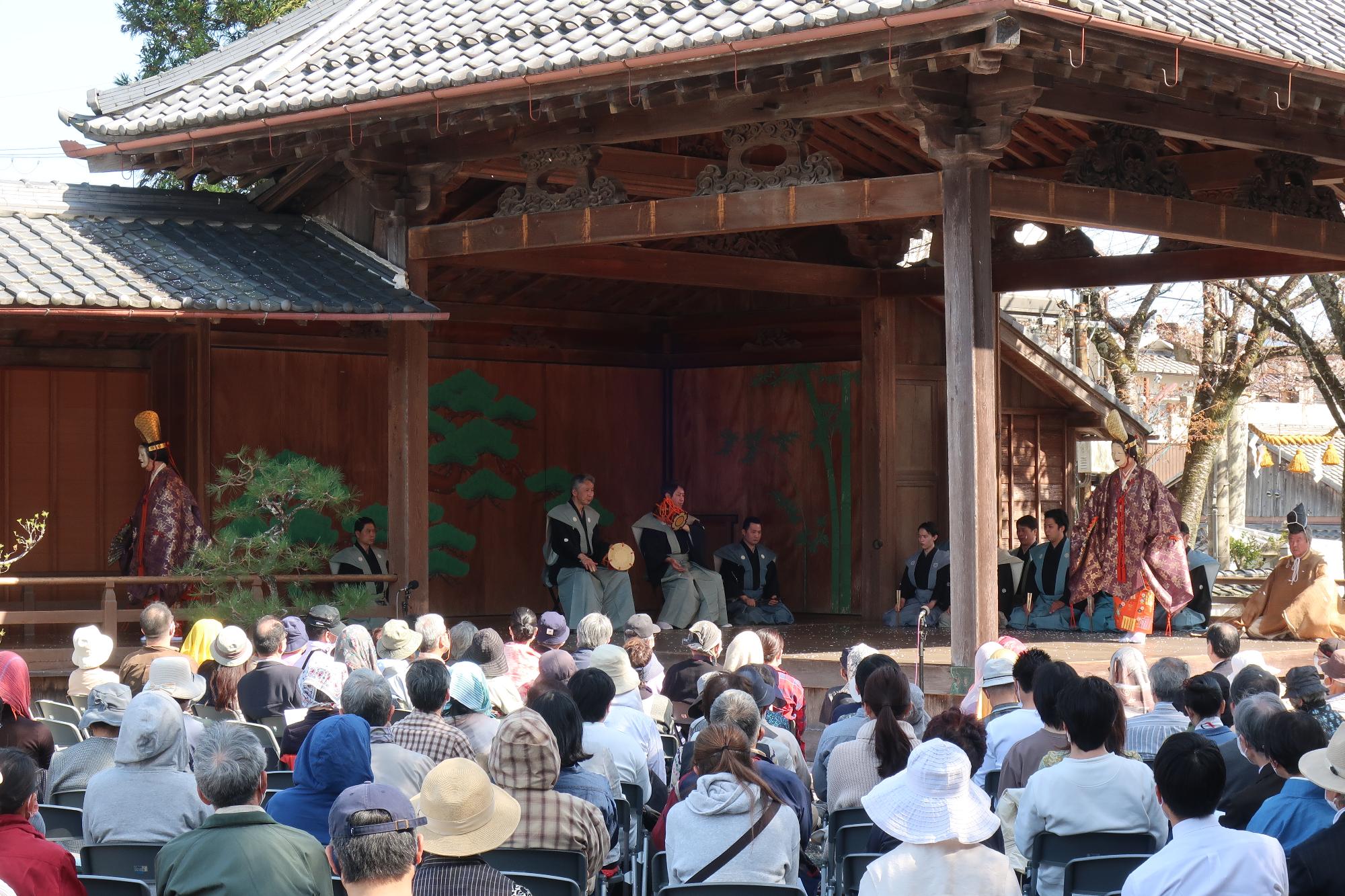 能舞台で二人静が奉納されいている