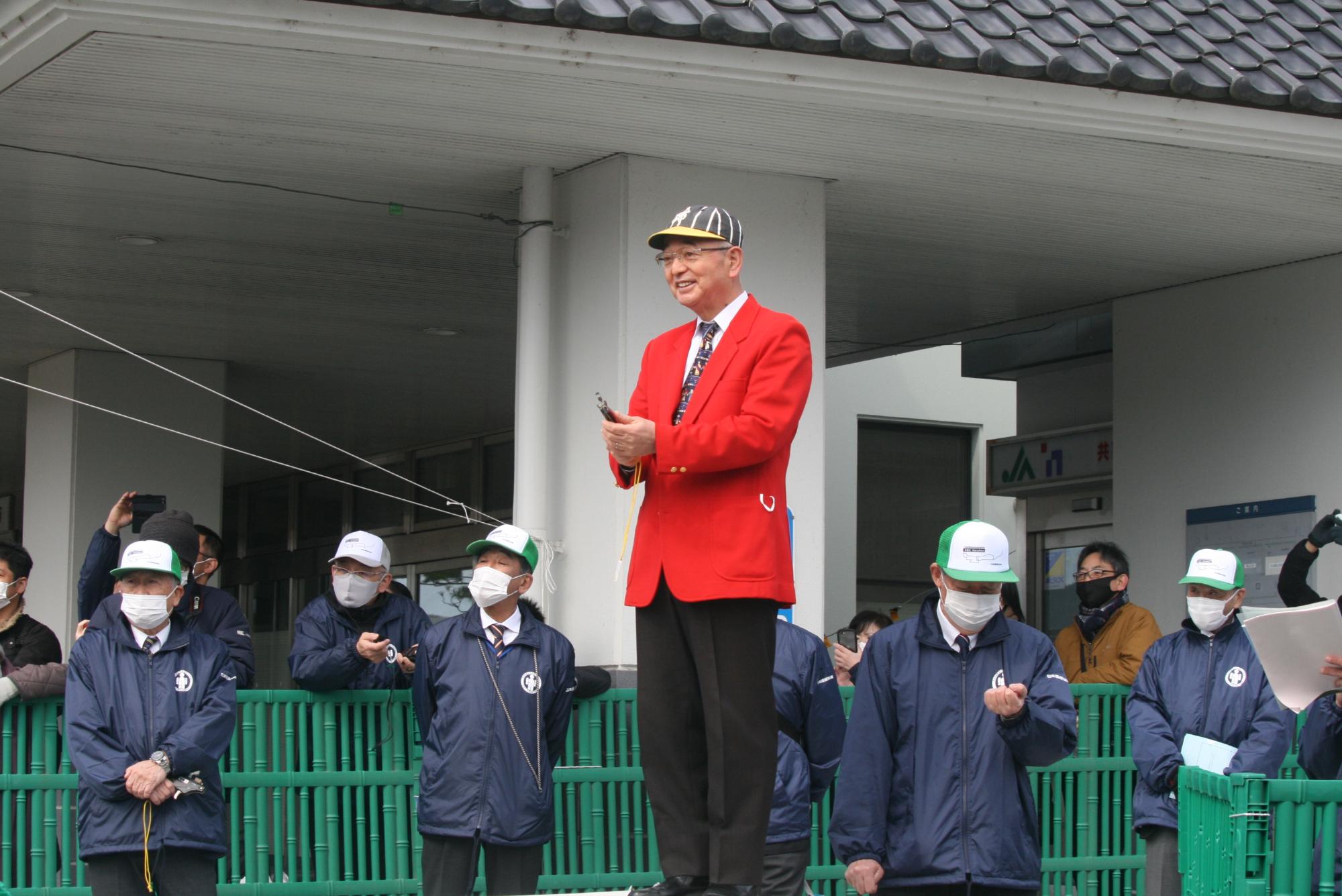 市長がスタートの合図をしようとしている