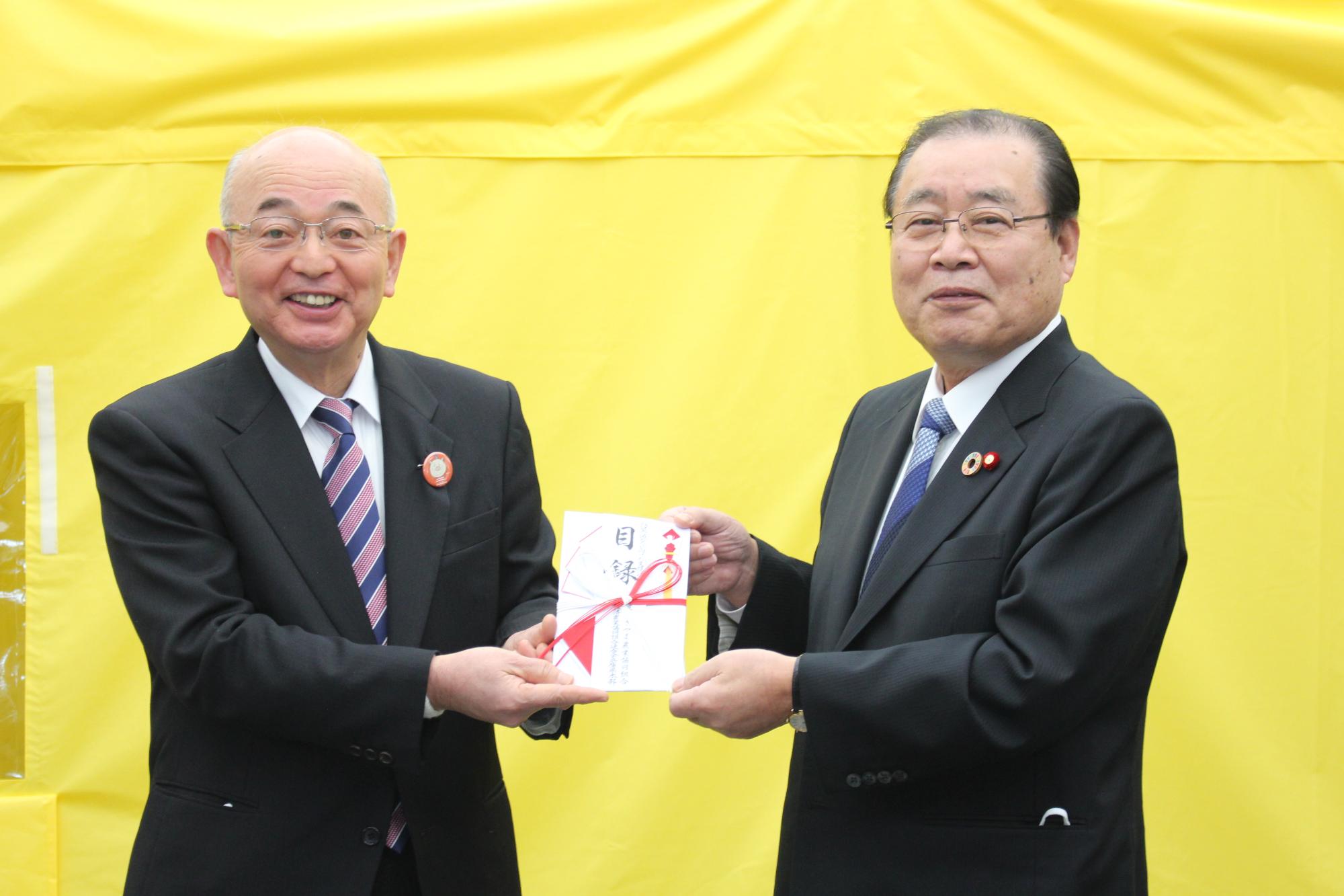 JA組合長が市長に目録を手渡されている