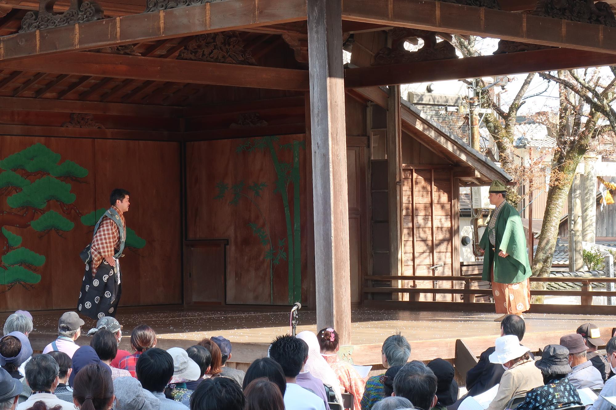 能舞台で演者が向き合っている