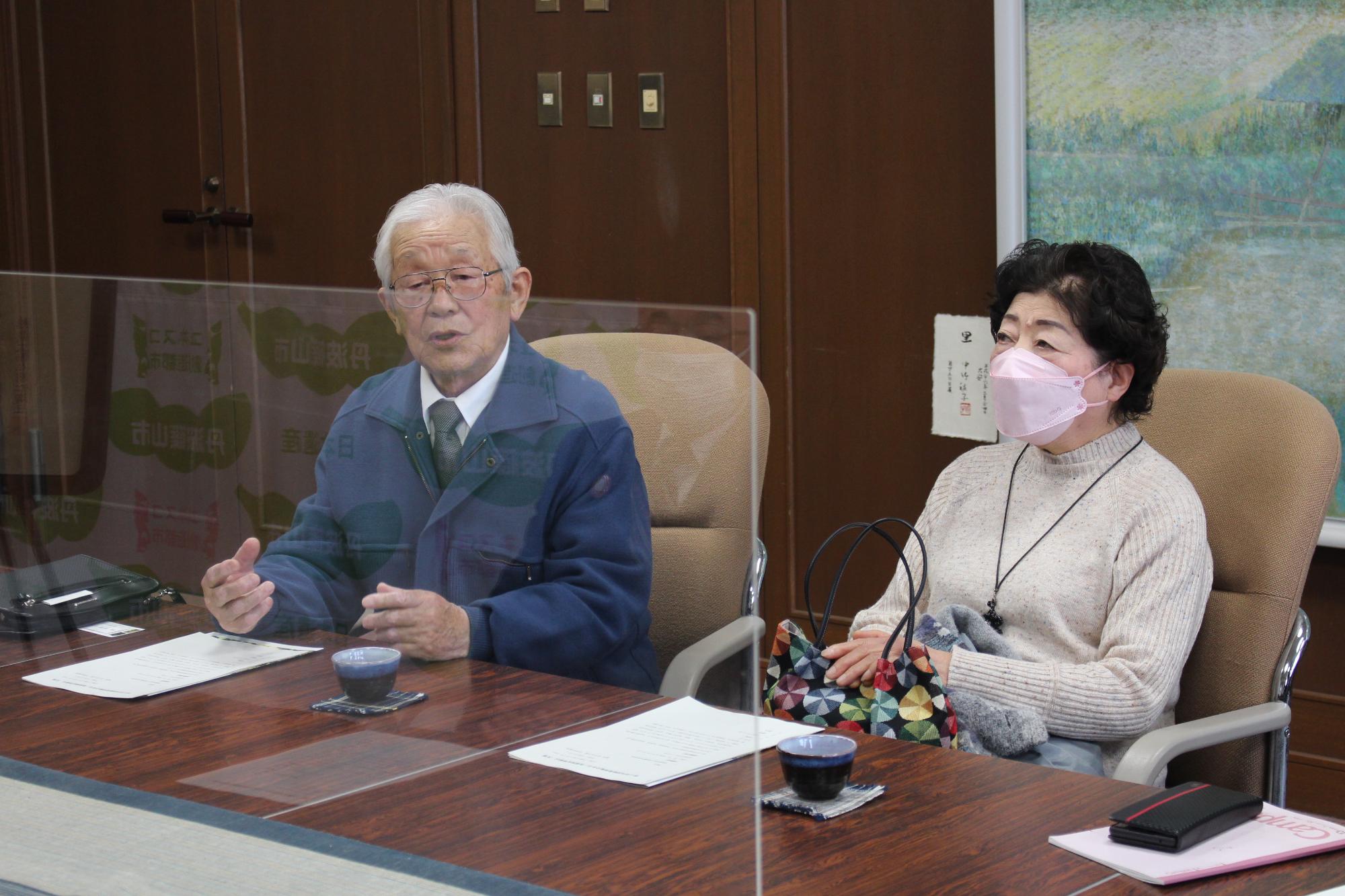 応接室で、褒賞証を寄贈された波部ご夫婦が話されている