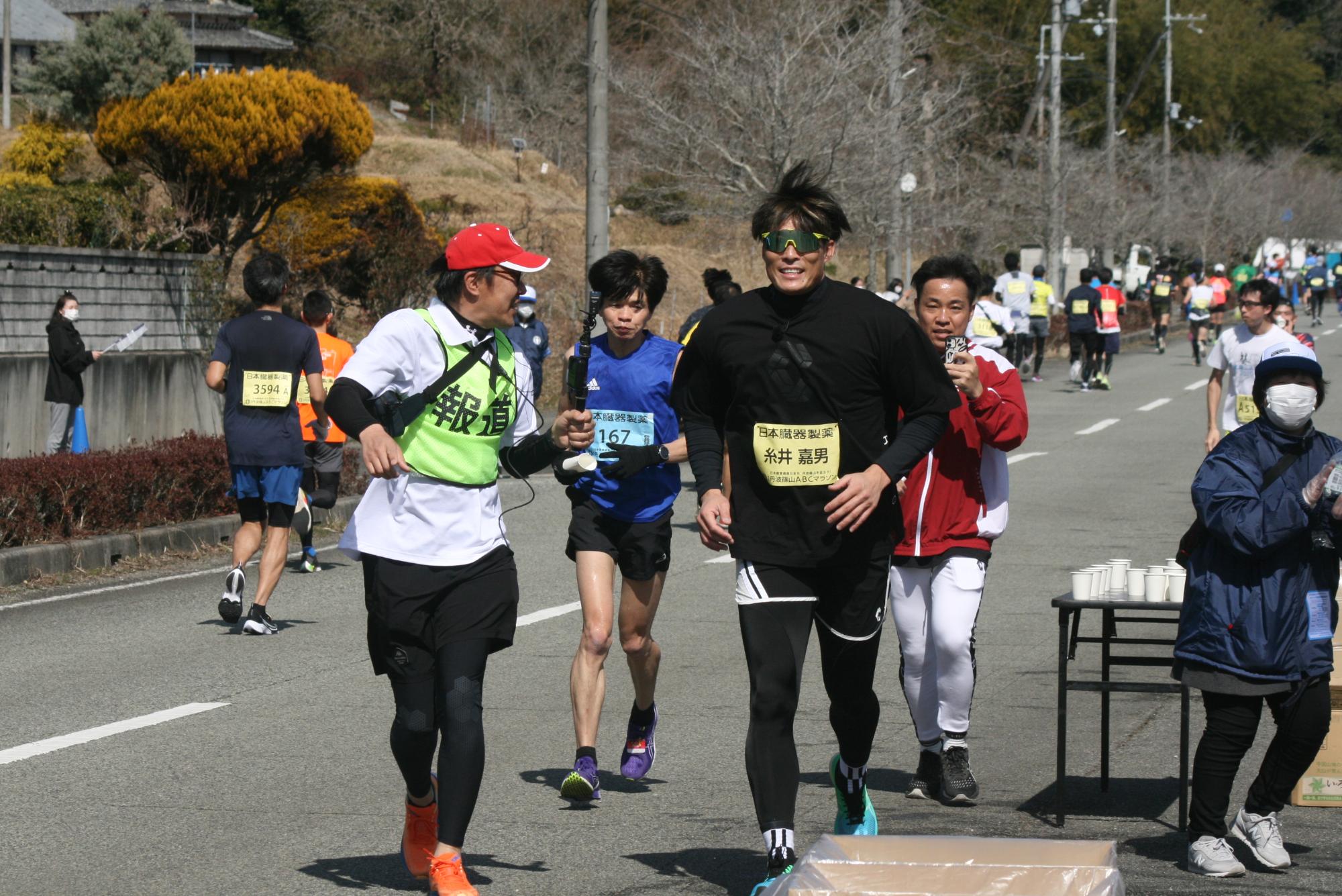 糸井選手が走りながらインタビューされている
