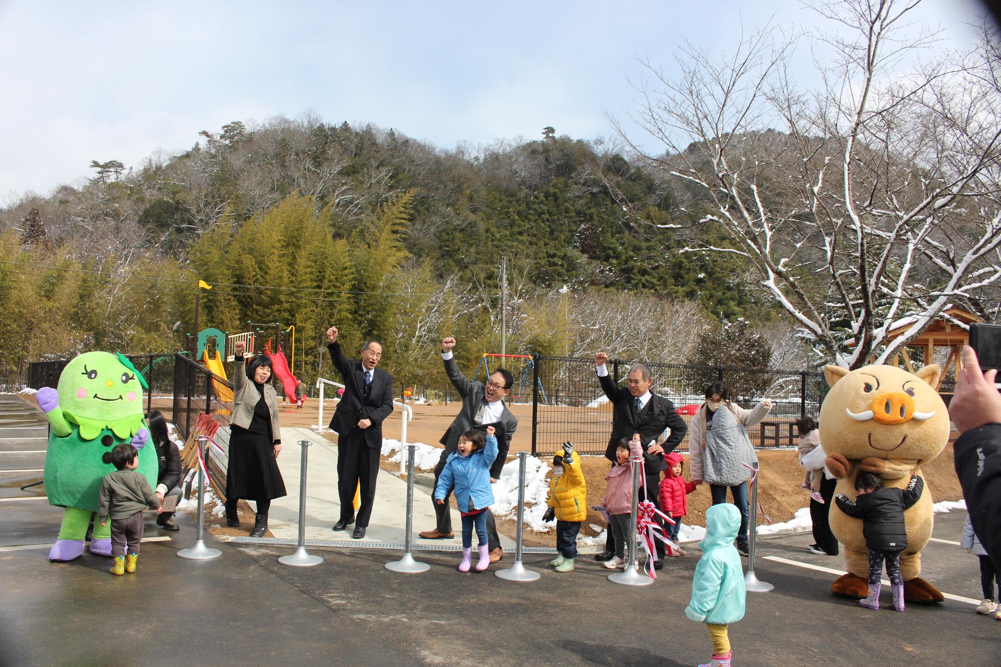 教育長、こどもたち、関係者の皆さん、まるいの、まめりんがオーと手をあげている