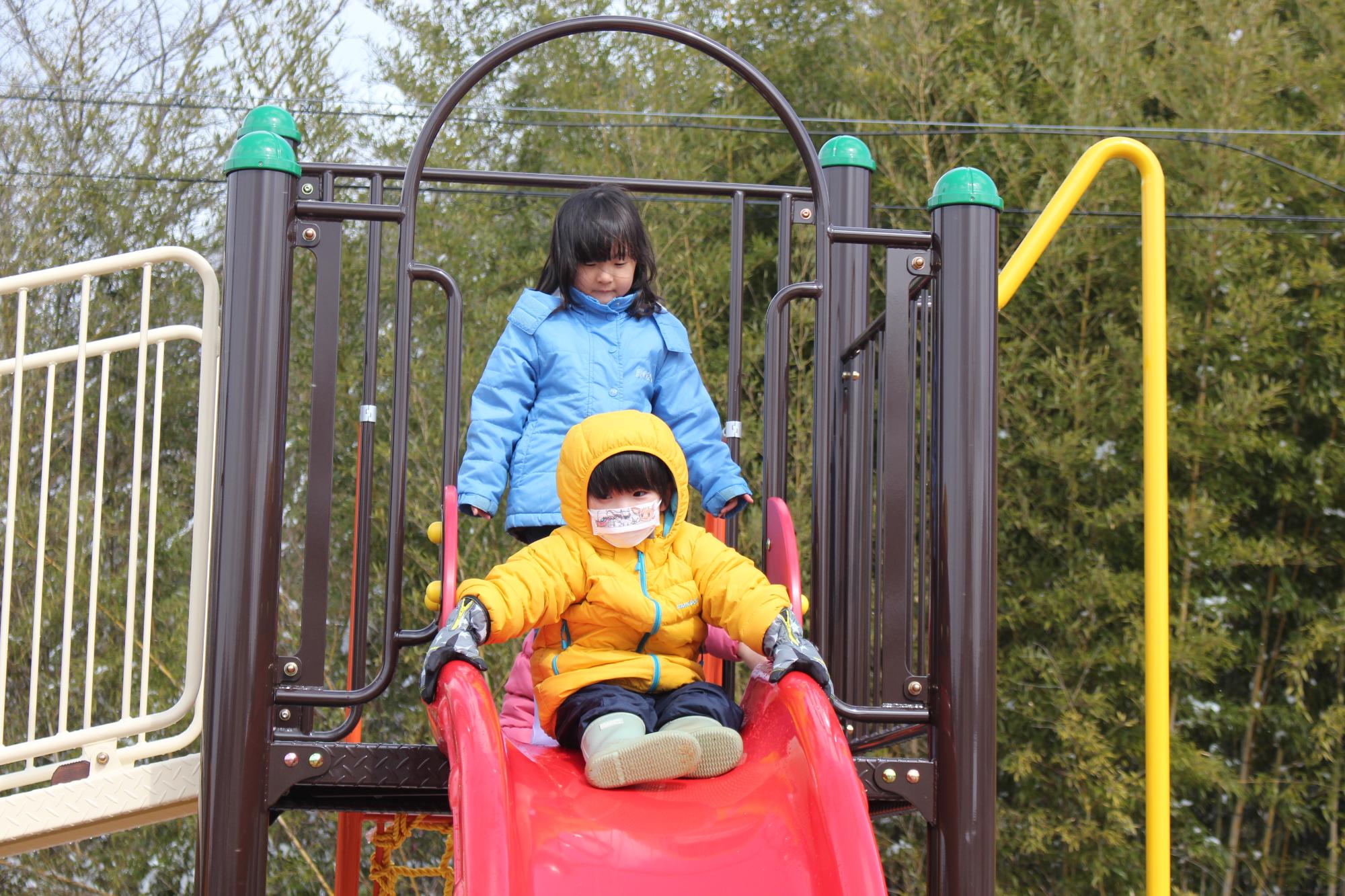 完成した複合遊具で子ども達が遊んでいる