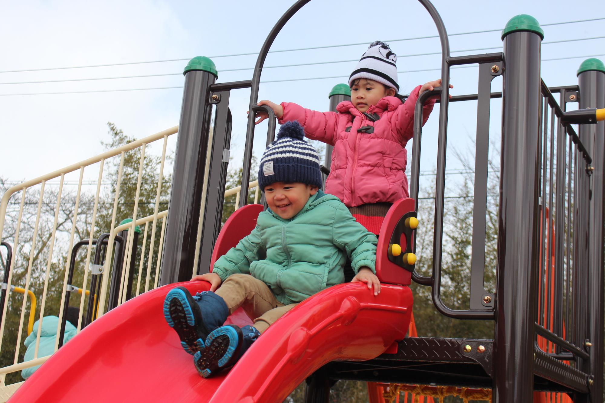 完成した複合遊具でこどもたちが遊んでいる