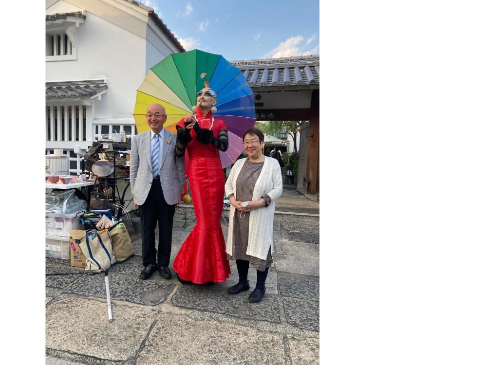 虹色の傘を広げている方を真ん中に、市長、前宝塚市長との記念撮影