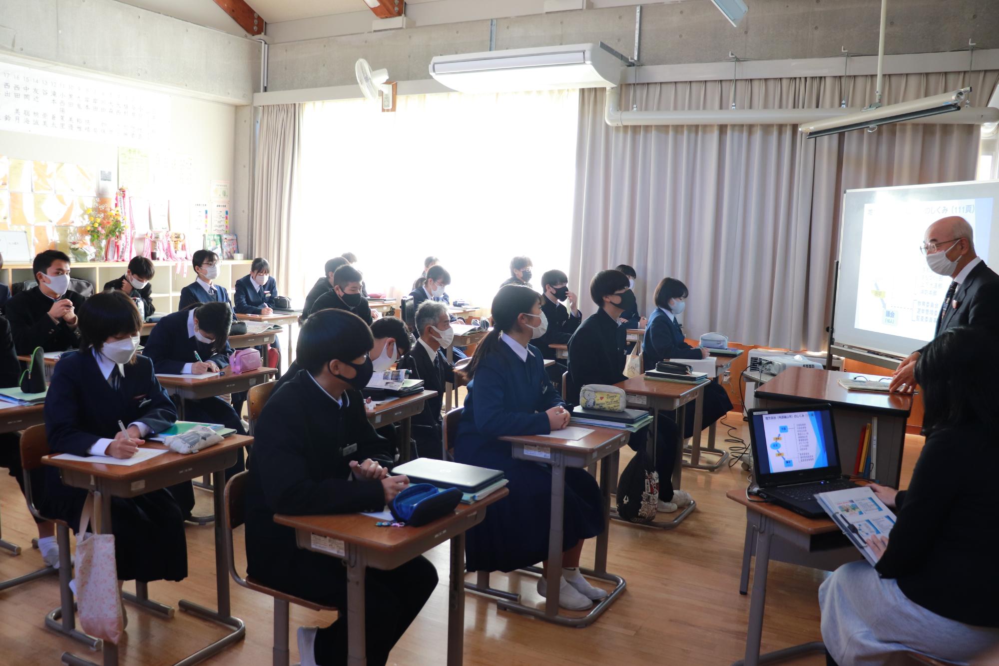 教室で、市長が生徒たちに授業を行っている