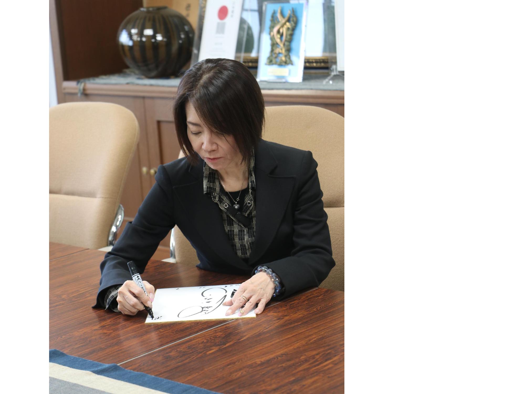 香西さんがサインをする様子