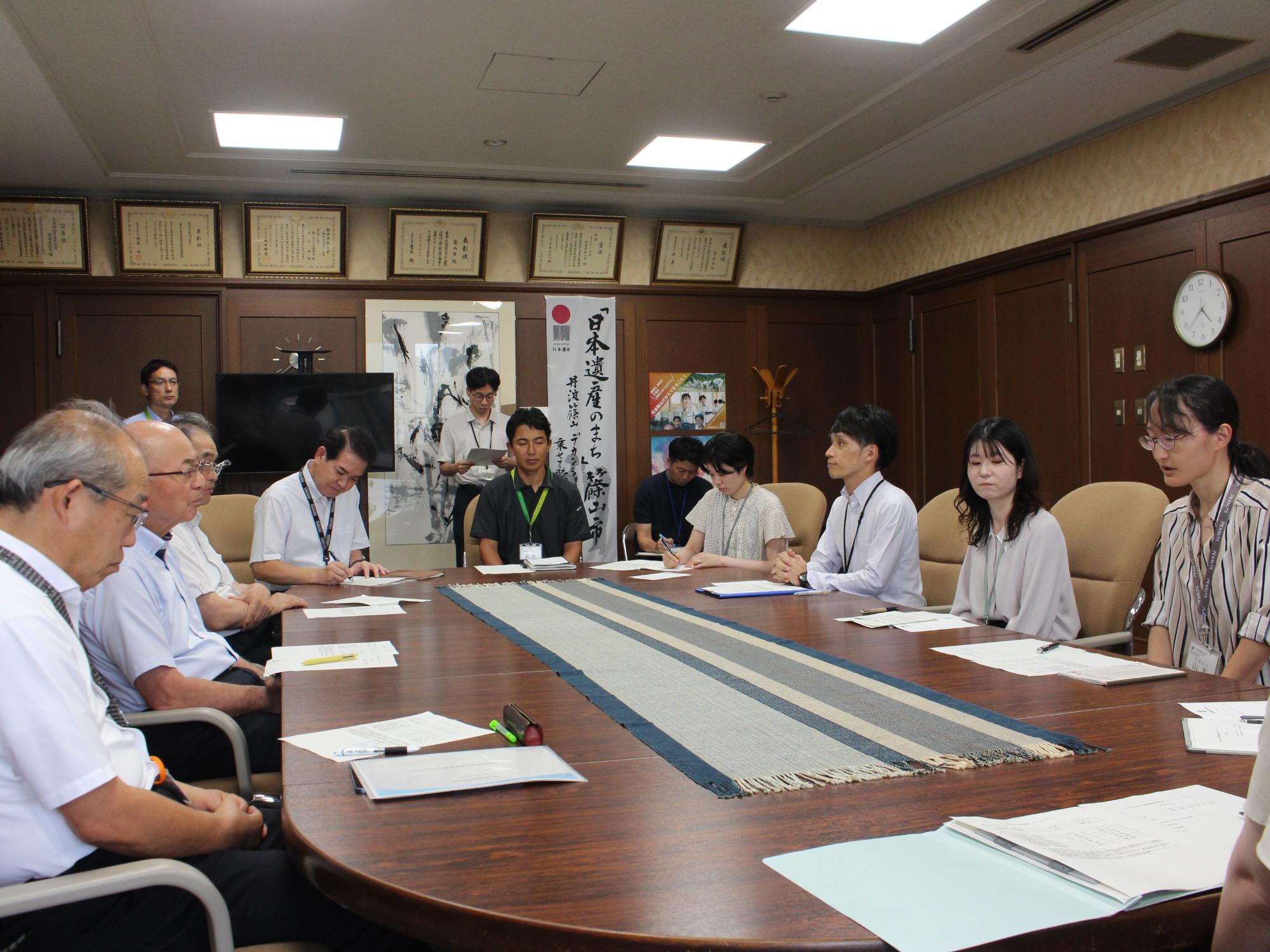 若者の移住定住爆増プロジェクト委嘱状交付式の様子