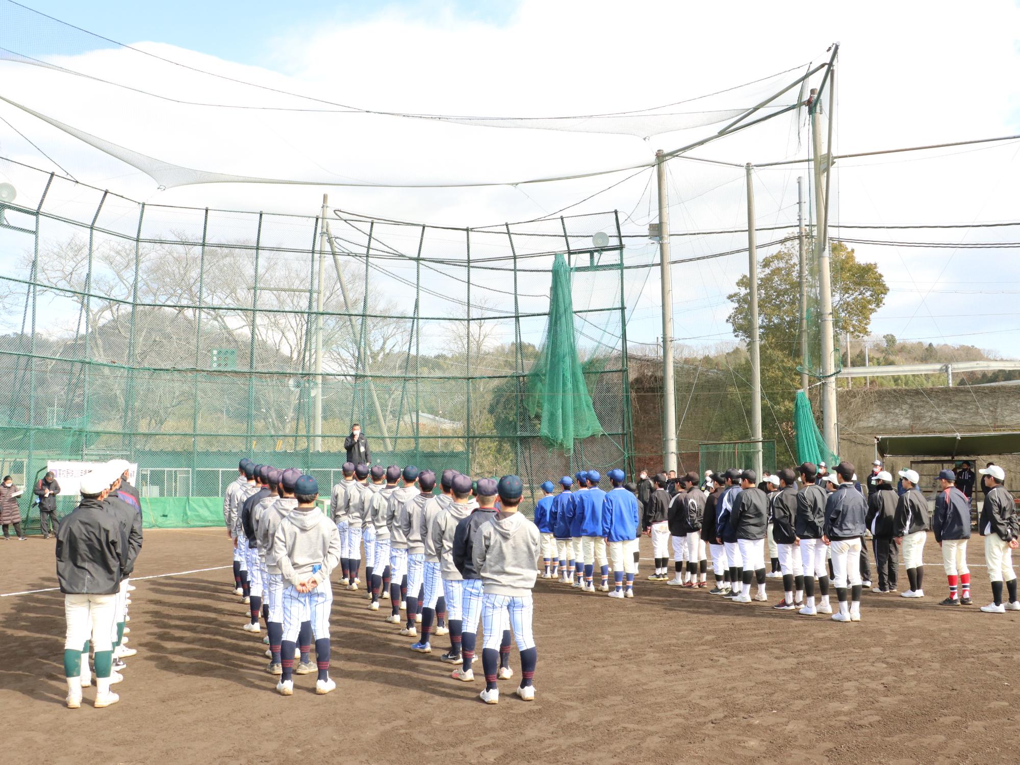 高校生と中学生の野球交流イベントで、参加者が整列している