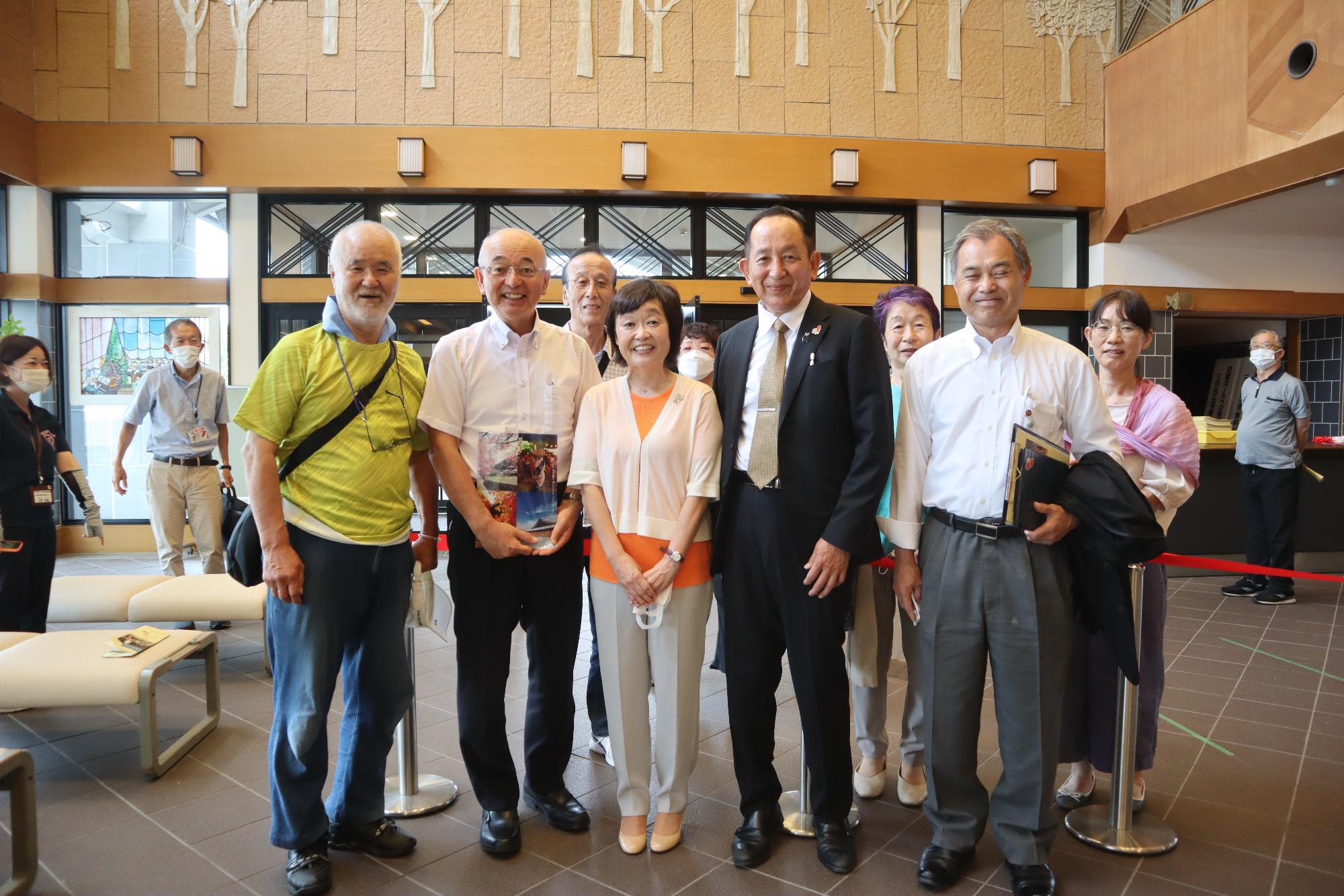 ロビーで、増田明美さんを真ん中に、市長、社協会長、議長などとの記念撮影