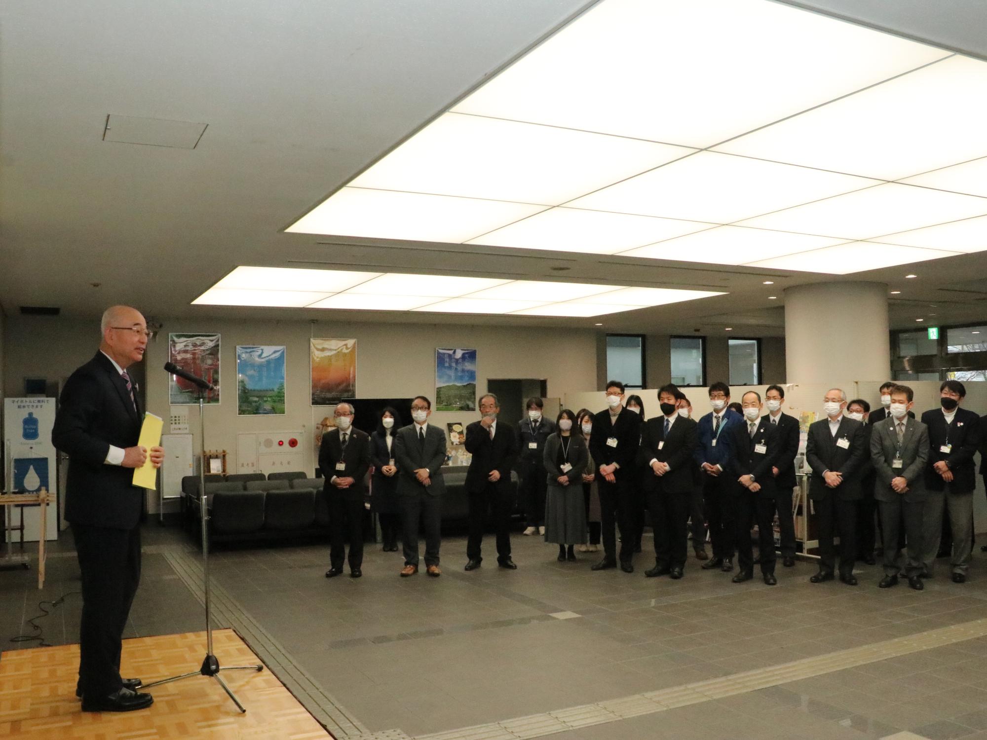 市長がステージで挨拶をしている