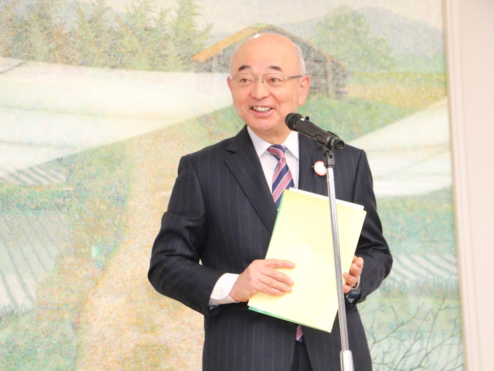 市長が挨拶している