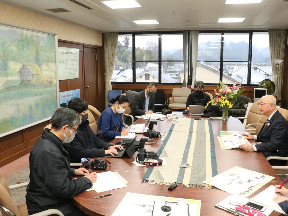 市長が、応接室で記者の皆さんに説明をしている