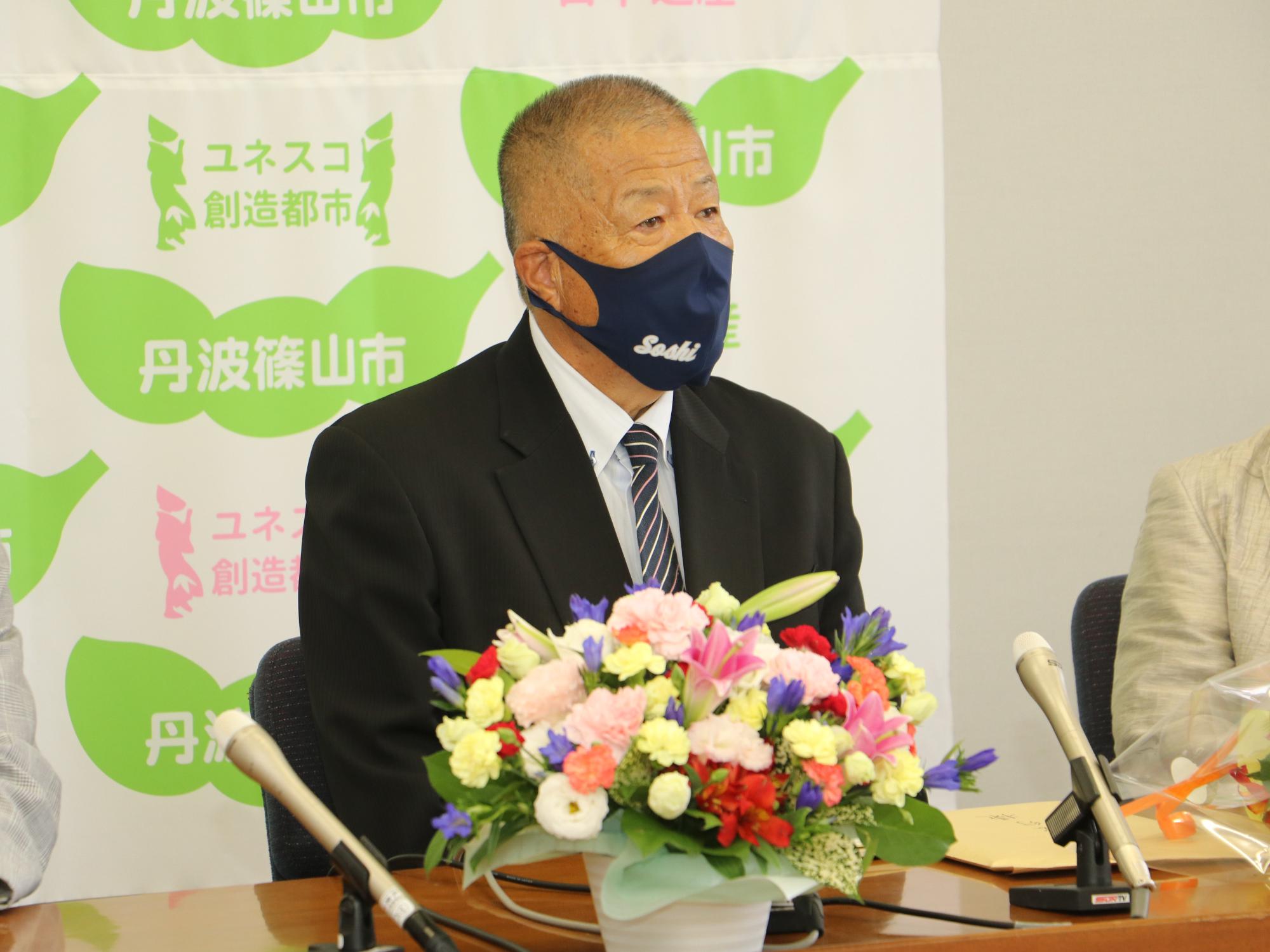 記者会見で、長沢先生がお話されている