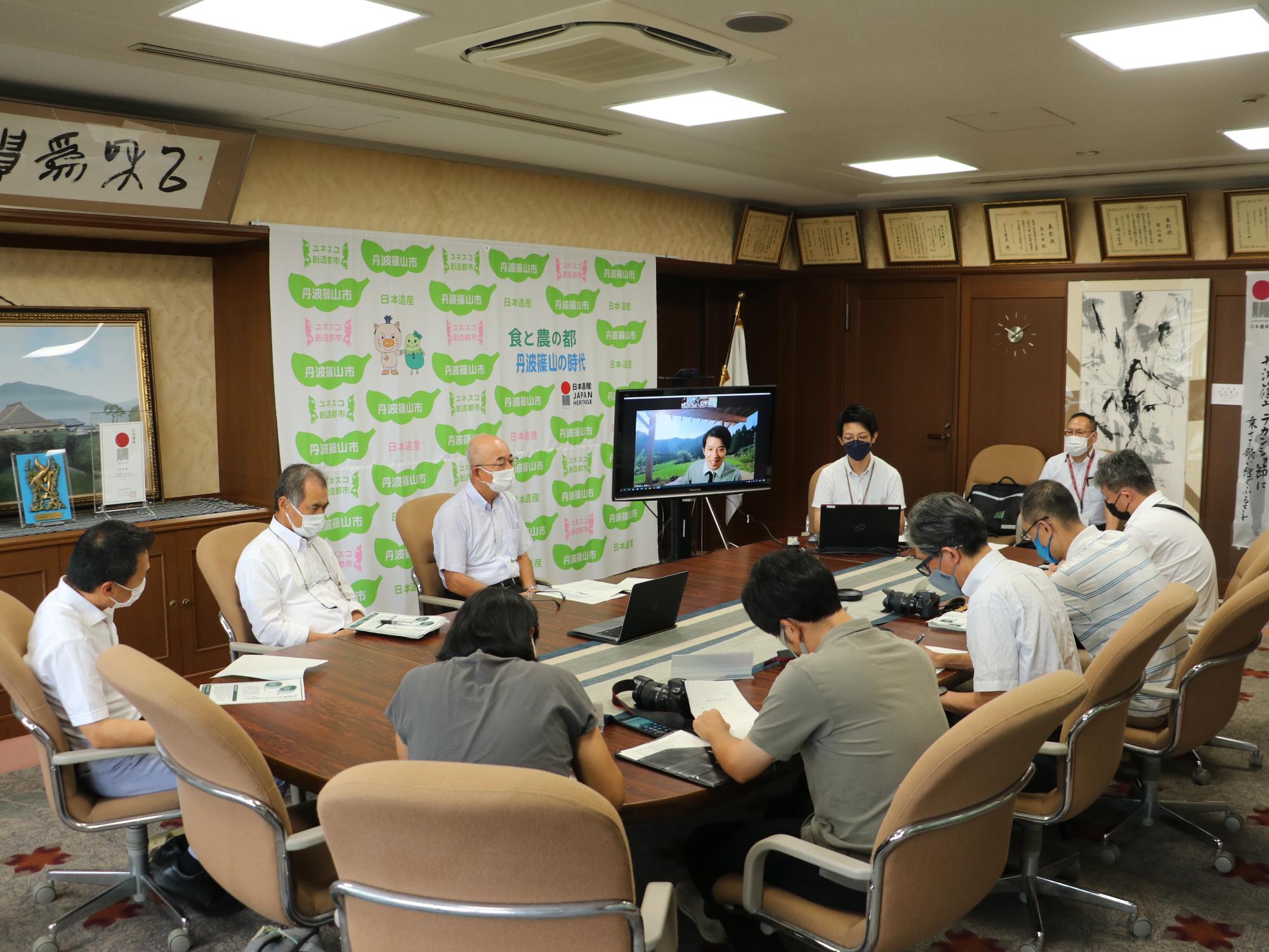 市長、議長、モニター越しに地元の方が参加され、記者発表を行っている。