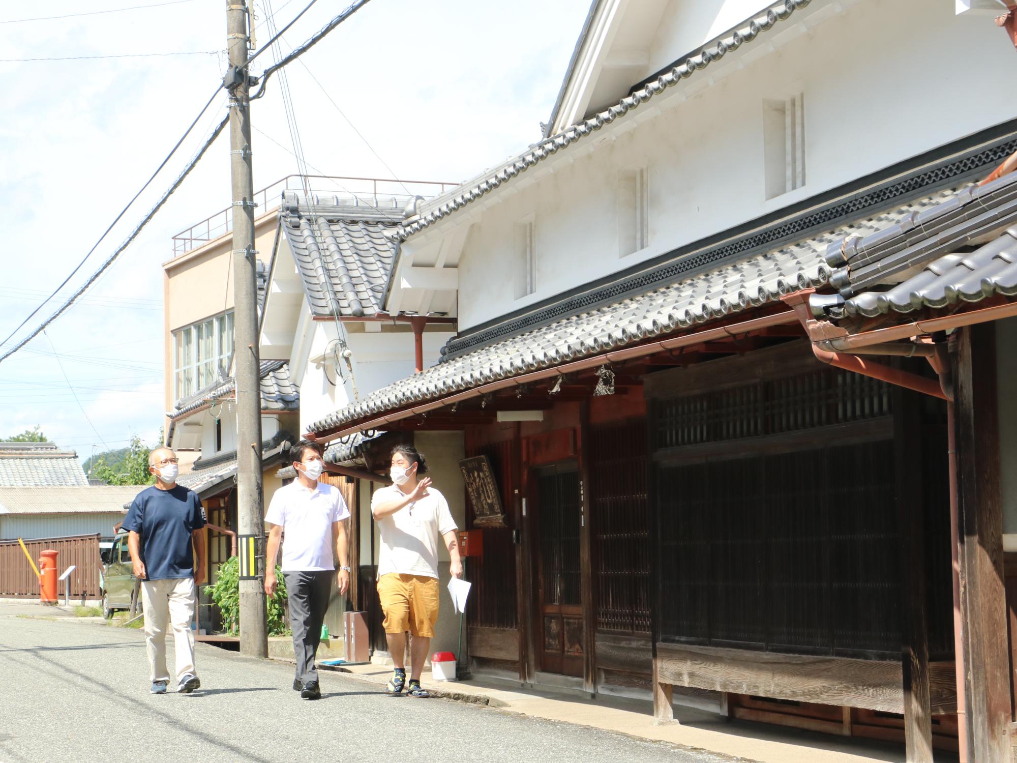 地元の方が、知事を伝建築の住宅を案内されている