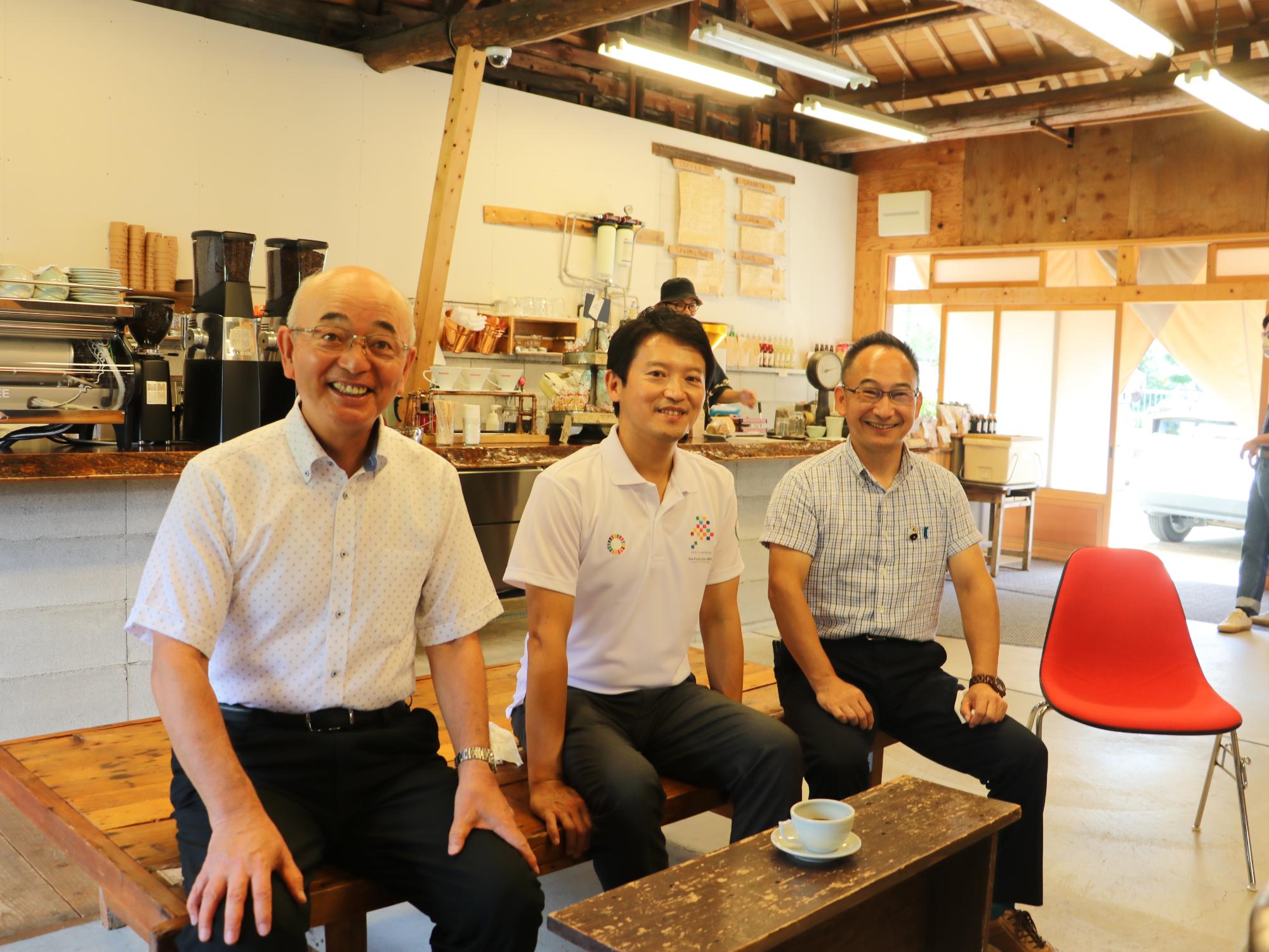 古民家を改修したコーヒー店で、知事、県議会議長、市長が並んで座っている